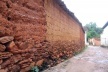 Muro de adobe em Goiás<br />Foto Luís Magnani 