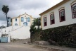 Casa do IPHAN em Goiás, com bloco de pedra na calçada. Ao fundo, a Igreja de São Francisco<br />Foto Luís Magnani 