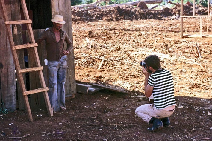 Kim-Ir-Sen fotografando em Ariquemes, Rondônia, 1978<br />Foto Rogério José Dias 