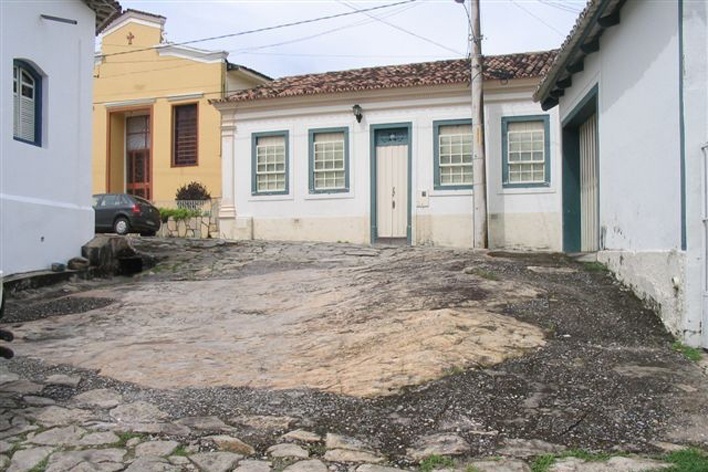 Rua de Goiás com bloco de pedra aflorante<br />Foto Luís Magnani 
