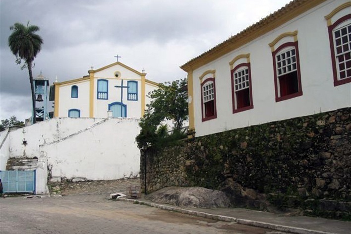 Casa do IPHAN em Goiás, com bloco de pedra na calçada. Ao fundo, a Igreja de São Francisco<br />Foto Luís Magnani 