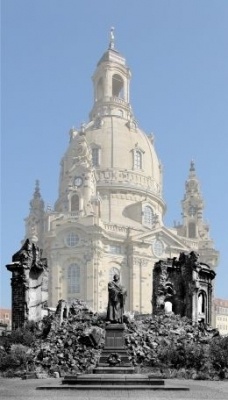 Ruin and reconstruction of the Church of our Lady, Dresden. SLUB Dresden / Deutsche Fotothek, Roland Handrick; Phx de, cc-by-sa-2.5; Collage Architekturmuseum der TUM