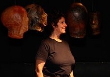 Virgínia Fróis entre as obras da instalação 'Ressonância'. Peças foram feitas junto a alunos do Instituto de Artes de São paulo, SP<br />foto: Daniel Patire 