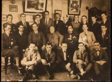 Ramos de Azevedo (centro) e sua equipe (1924) [Divulgação]