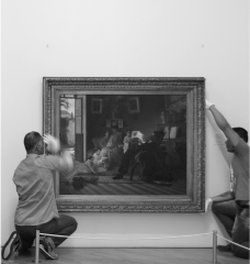 Montadores deslocam Cena da Família de Adolfo Augusto Pinto, 1891, de Almeida Júnior, na Sala 7 da Pinacoteca