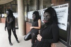 Guerrilla Girls no Abrons Art Center, em Nova York, 2015