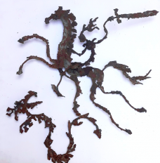 Coleção Os Guerreiros da Luz, figuras carcumidas e vazadas, em ferro, vergalhões e chapas, Rodrigo Saramago<br />Imagem divulgação 