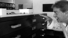 Paulo Mendes da Rocha com maquete do projeto do Cais das Artes em Vitória<br />Foto Helena Guerra 