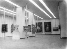 Vista das obras de Victor Meirelles D. Pedro II (1864) e D. Thereza Christina (1864) no MASP da rua 7 de abril, com expografia de Lina Bo Bardi, 1947.