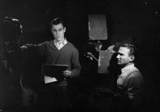 Em aula de direção no IDHEC, Institut des Hautes Études Cinématographiques, em Paris, ao lado de Moisés Gurovitz (dir.), 1950.