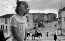 Sergio Larrain, Rua principal de Corleone, Sicília, Itália, 1959<br />Foto Sergio Larrain/Magnum Photos  [Website IMS Paulista]