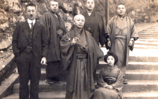 Ryo Mizuno (centro) em foto de família. [Acervo MHIJB]
