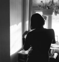 Mac Adams, Girl at the Window, 1976 Series Mysteries B&W photograph, silver print Diptych 80 x 75,5 cm each <br />Divulgação 