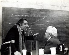 Flávio Motta argui Vilanova Artigas em concurso para professor titular, FAU USP, 1984<br />Foto divulgação 
