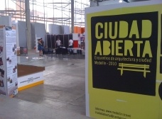 Cartaz do Ciudad Abierta no pavilhão que sedia a Bienal Colombiana<br />Foto Maria Claudia Levy 