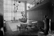 Edifício-sede do IAB/SP, interior com móbile de Alexander Calder e outras obras de arte<br />Foto divulgação  [Acervo Digital Rino Levi/Fapesp]