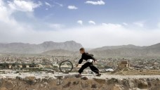 Artista Francis Alÿs, video Children's Game #7 Hoop
and Stick (Bamiyan, Afghanistan), 2010 )duração 5'22"<br />Foto de Ajmal Maiwandi  [Divulgação]