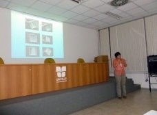 Prof. Regiane Pupo em palestra na Univille<br />Foto divulgação 
