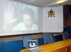 Prof. Affonso Orciuoli em palestra na UFSC por vídeo conferência de Barcelona<br />Foto divulgação 