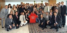 Presidente Lula, com camiseta da camapanha pela aprovação do CAU, acompanhado de políticos e membros de entidades<br />Foto Eduardo Bimbi 
