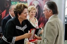 Arquiteto Carlos Lemos é agraciado com comenda pela Presidente Dilma Roussef<br />Foto Roberto Stuckert Filho  [Presidência da República]