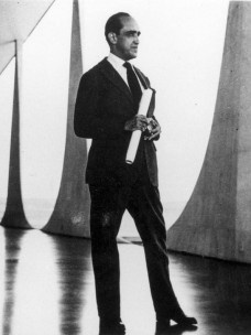 Oscar Niemeyer na varanda do Palácio do Alvorada, Brasília, 1956<br />Foto M. M. Fontenelle  [Acervo DPHA-DF]