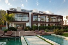 Vencedor na categoria Hotel, o Nauroyal Hotel Boutique e Spa, do GCP Arquitetos, localizado no litoral norte paulista, em frente à praia de Cambury, em São Sebastião, tem como característica principal a permeabilidade ao entorno [divulgação]