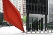 Fig. 3. Alexander Calder, Flamingo, 1973. Mies van der Rohe, Federal Center, 1959-1973. Federal Plaza, Chicago, Illinois, EUA<br />Cortesia Carlos Eduardo Comas 