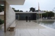 Fig. 5. Mies van der Rohe, Pavilhão Alemão. Vista externa sobre a plataforma com a escultura de Kolbe ao fundo<br />Foto do autor 