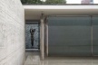 Fig. 6. Mies van der Rohe, Pavilhão Alemão. Aproximação à escultura de Kolbe<br />Foto do autor 