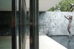 Fig. 8. Mies van der Rohe, Pavilhão Alemão. Vista do pátio interior com a escultura de Kolbe<br />Foto do autor 