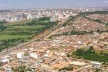 Vicente Pires, ao lado da via EPTG. Ao fundo, edifícios de Águas Claras. Distrito Federal<br />Foto Augusto Areal  [Infobrasilia]