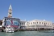 Uso de tapumes, telas com impressões e publicidade sobre fachada de edificação em recuperação, Veneza, próximo à Piazzeta<br />Foto Petterson Dantas 
