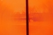Detalhe das janelas com colméias plásticas alaranjadas que, entre outros efeitos, bloqueiam a vista do IIT de Mies e geram uma luz  cinemática no interior do prédio<br />Foto Carlos M. Teixeira 