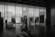 Exposição de arte na Neue Nationalgalerie nos anos 1970 com a cortina semitransparente em funcionamento para reduzir a iluminação<br />Foto/photo Friedrich Terveen, 17 fev. 1974  [Courtesy Landesarchiv Berlin]