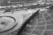 Instalação "Tillted Arc", de Richard Serra. Federal Plaza, Nova York ["Richard Serra", Ed Rizzoli, New York]