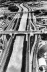 Vista aérea sobre as marginais do Tietê, na época de sua construção, junto à Ponte das Bandeiras (ao centro) [Agência Estado - in: REIS, Nestor Goulart. São Paulo: vila, cidade, metrópole]