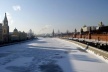 O rio Moscou, congelado no inverno, com o muro do Kremlin à direita 