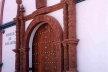 Portada del Templo "Virgen del Rosario". Nótese los detalles del barroco mestizo y tiahuanaco