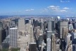 Montagem de fotos a partir das três faces do terraço quadrangular do Empire States Building, em dois níveis de altura (linha do horizonte e linha inferior dos prédios abaixo em primeiro plano)