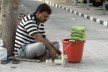 Um costume do Norte da Índia, vender e comer pepinos com sal nas ruas<br />Foto Renata Semin 