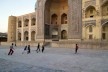 Futebol aos pés da madraça Mir-i-Arab, parte do complexo Poi-Kalon, em Bukhara<br />Foto José Júlio Rodrigues Vieira 