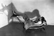 Charlotte Perriand deitada na chaise-longue<br />Foto Pierre Jeanneret 