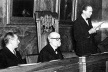 Cerimônia de fundação da UIA no RIBA, setembro de 1946. Da esquerda para a direita, Pierre Vago, Auguste Perret, Sir Patrick Abercrombie<br />Foto Sport & Generol  [Arquivo Pierre Vago]