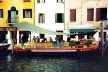 Barca de comércio de frutas e legumes no canal de San Barnaba, Veneza<br />Foto Renato Anelli 