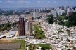 O território fragmentado e mutante de São Paulo em quatro momentos. Momento 2: os incríveis contrastes presentes no uso do mesmo solo (Morumbi)<br />Foto Nelson Kon 