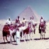Grupo de atletas nas pirâmides do Egito