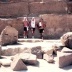 Grupo de atletas nas pirâmides do Egito