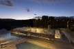 Bar/piscina/galeria, deck da piscina, cena noturna. BCMF arquitetos + MACh arquitetos<br />Foto Gabriel Castro 