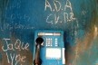 Cabine telefônica com inscrições<br />Foto Fabio Lima 